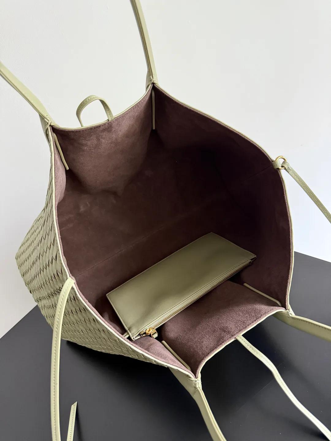 Batch 2660 Bottega Veneta 2025 new product PINACOTECA bag, iconic weaving process, skillfully crafted with 10mm Intrecciato process and equipped with suede lining. Four small strips of leather add character to the design and make the bag more stable. Relaxed yet sophisticated, casual yet refined, suede lining and double-sided design, suitable for shoulder and hand carry. The four straps can be adjusted into different shapes. One pack can be switched between two uses, easily integrating into your daily rhythm. Style number: 817166 Size: 43*23*17.5cm